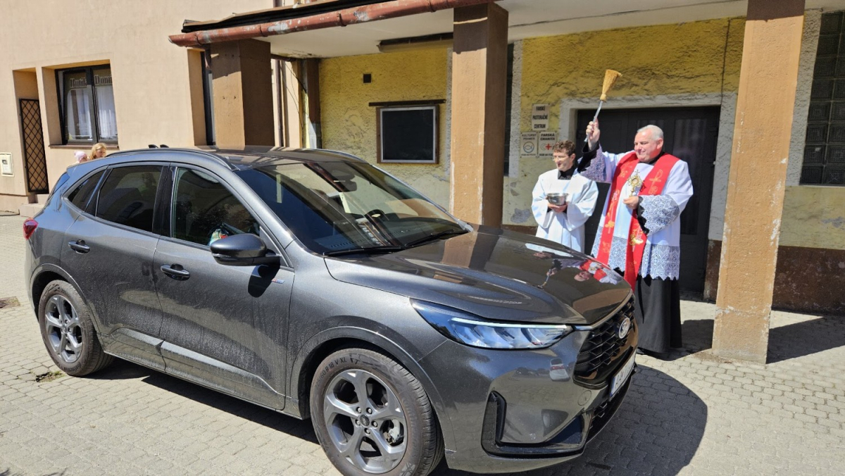 Pred kostolom sv. Ondreja požehnali takmer 250 dopravných prostriedkov