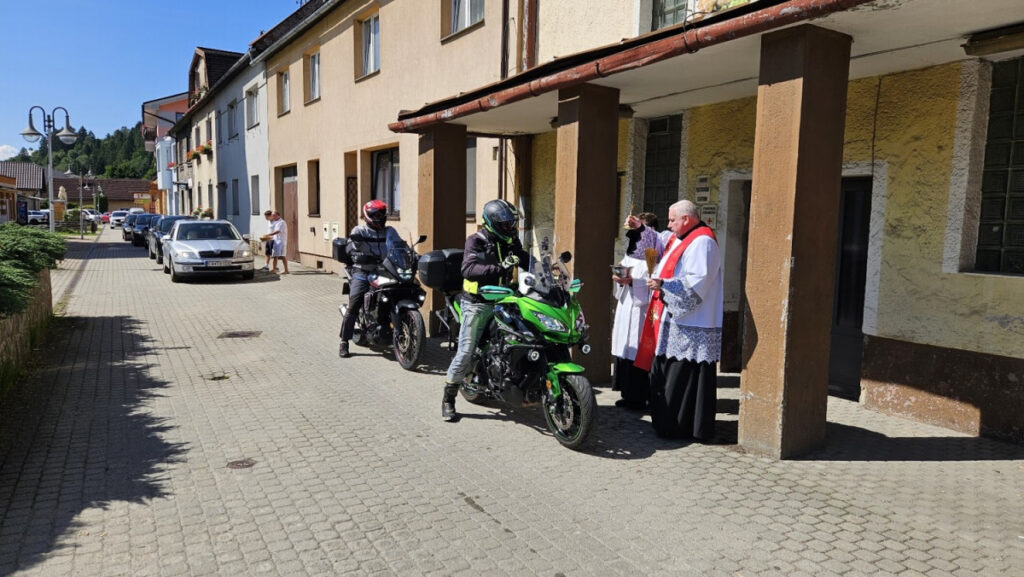 Pred kostolom sv. Ondreja požehnali takmer 250 dopravných prostriedkov