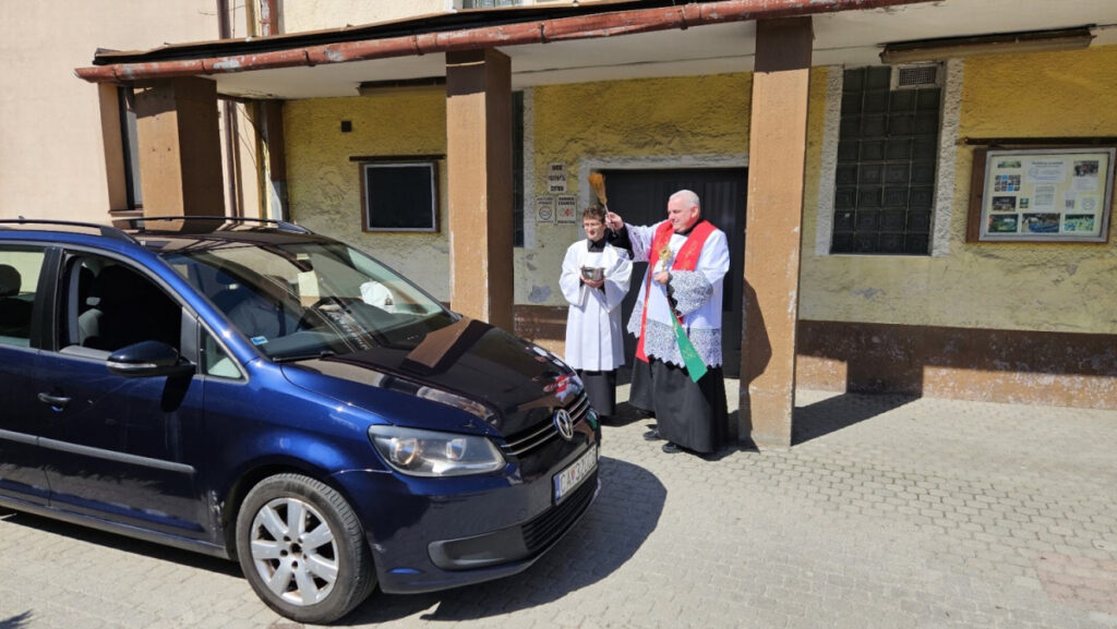 Pred kostolom sv. Ondreja požehnali takmer 250 dopravných prostriedkov