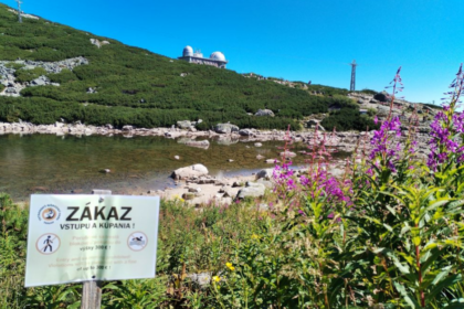 V lokalite strážcovia Tatranského národného parku (TANAP-u) osadili nové informačné tabule a vyznačili prístupové miesta k vode, aby návštevníkov upozornili na zákaz kúpania v tatranských plesách.