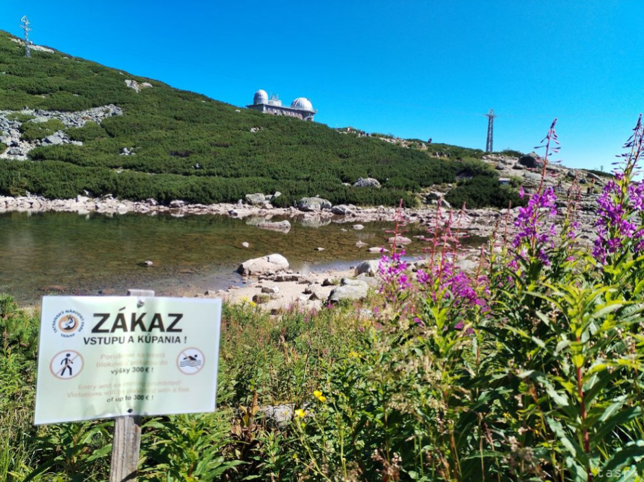 V lokalite strážcovia Tatranského národného parku (TANAP-u) osadili nové informačné tabule a vyznačili prístupové miesta k vode, aby návštevníkov upozornili na zákaz kúpania v tatranských plesách.