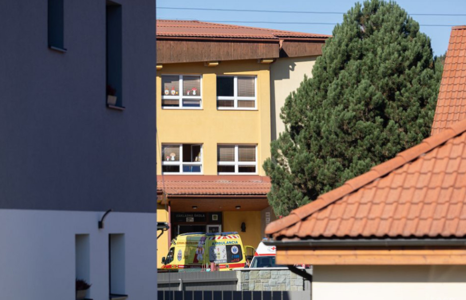 Na snímke v pozadí budova základnej škole (ZŠ) v obci Staškov v okrese Čadca v utorok 29. septembra 2026. K útoku na ZŠ v Staškove došlo v utorok ráno. Záchranári na miesto vyslali dve pozemné ambulancie a dva záchranárske vrtuľníky. Útok žiaka neprežila 61-ročná žena. Zranené je aj jedno dieťa a 44-ročná žena. Foto: TASR - Daniel Stehlík