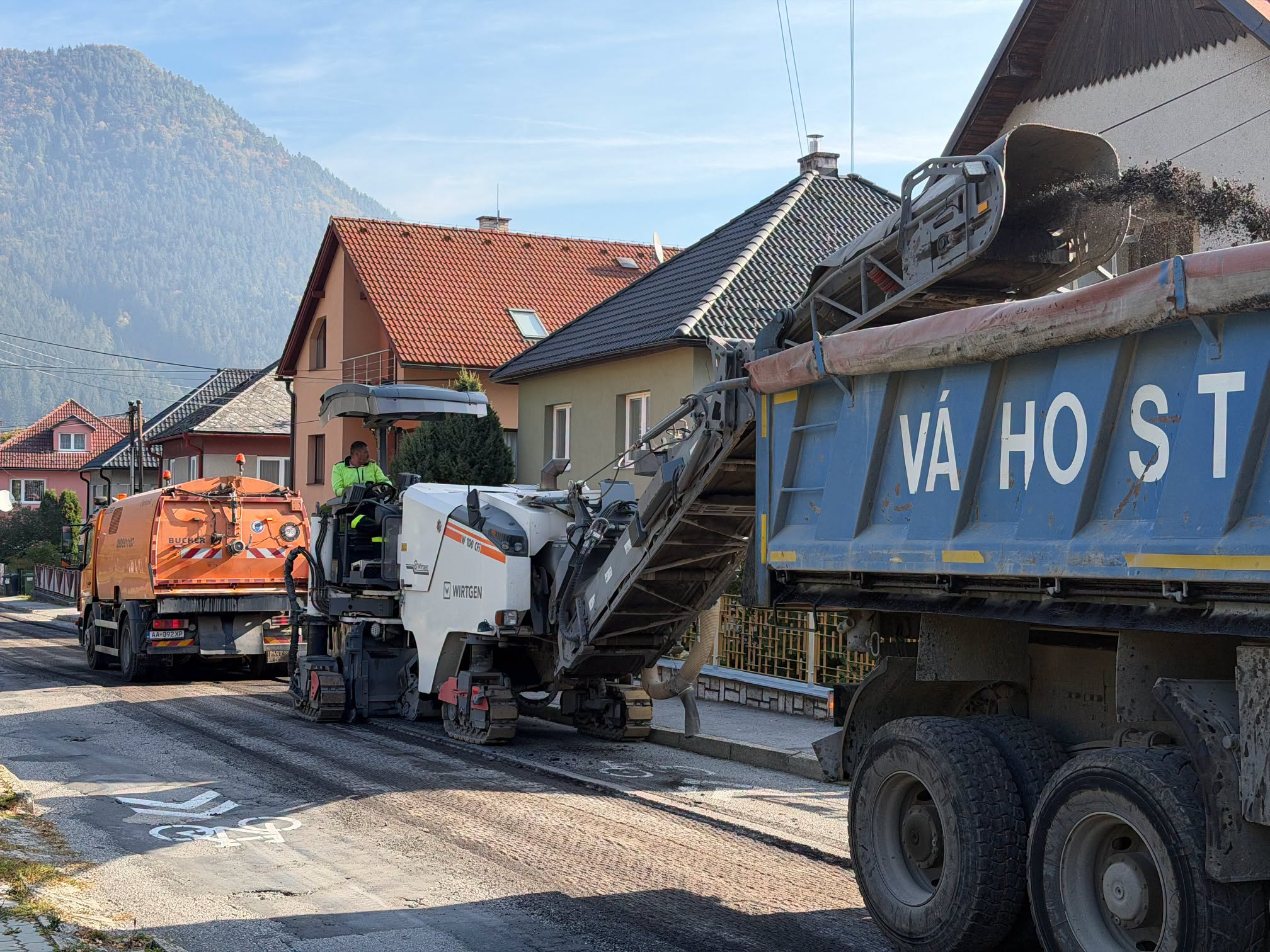 Dnes začala rekonštrukcia cesty na Čutkovskej ulici v Černovej. ⚠️ Práce potrvajú do 14. októbra. Viac informácií nájdete na webe: www.cernova.sk. Foto: Ľubomír Kubáň - primátor mesta Ružomberok a Mesto Ružomberok